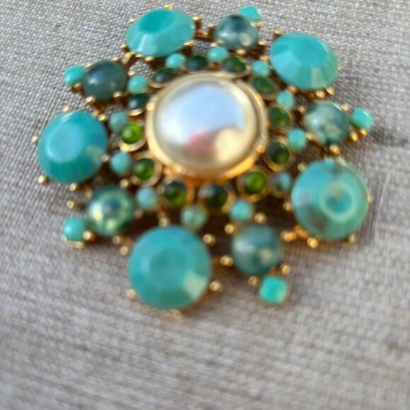 Vintage Inspired Faceted Faux Turquoise Pearl Green Burst Gold Tone Brooch - Picture 2 of 9